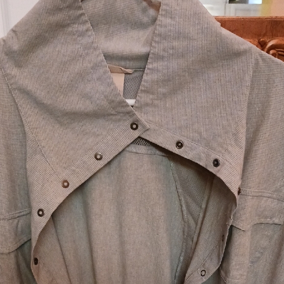 Duluth Trading Co Light Gray Versatile Utility Shirt - Picture 1 of 16